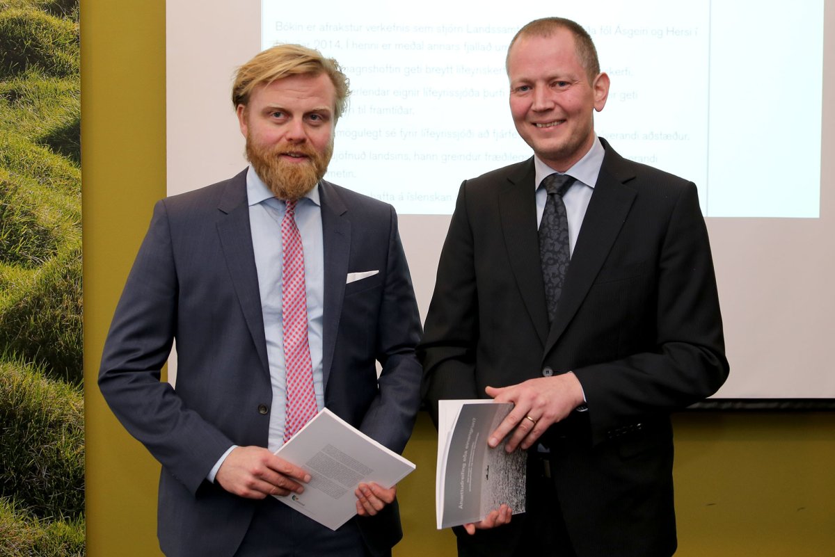 Ásgeir Jónsson hagfræðingur t.v. og Hersir Sigurgeirsson fjármálafræðingur, höfundar bókarinnar Áhæt…