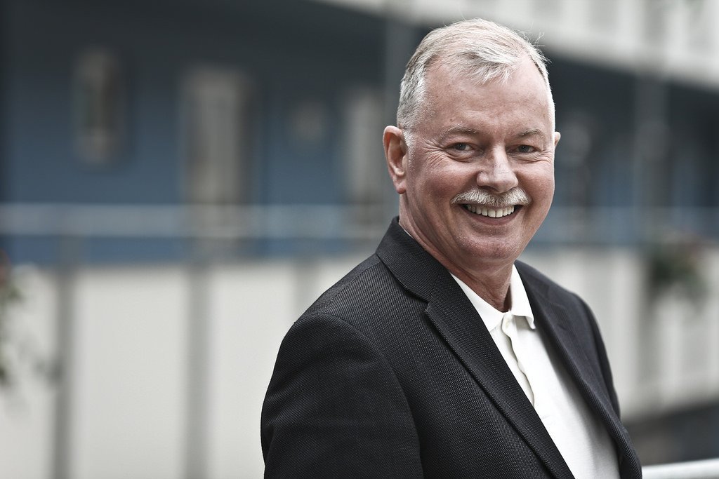 Helgi Pétursson ræðir lífskjör og lífsgæði aldraðra í þættinum Okkar fólk á Hringbraut