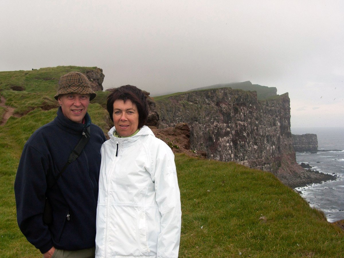 Þóra og Óli við Látrabjarg. Bjargið og nágrenni þess er einmitt helsta viðfangsefnið hans nú í grúsk…