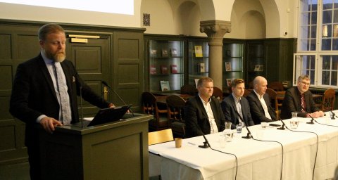 Ásgeir Jónsson seðlabankastjóri í ræðustóli. Sitjandi frá vinstri: Rúnar Guðmundsson, Gunnar Ingólfsson, Eggert Þröstur Þórarinsson og Sigurður Freyr Jónatansson. Á fundinum gerðu þeir grein fyrir megináhersum umræðuskýrslunnar en fyrrgreindir starfsmenn voru fulltrúar starfshóps sem hélt utan um gerð ritsins.