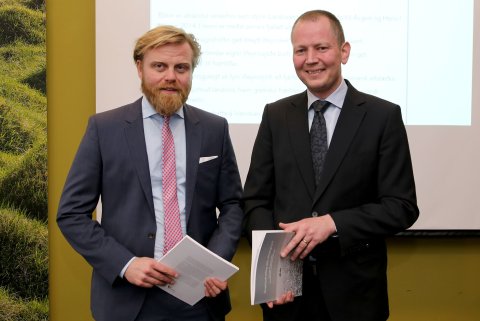 Ásgeir Jónsson hagfræðingur t.v. og Hersir Sigurgeirsson fjármálafræðingur, höfundar bókarinnar Áhættudreifing eða einangrun? – Um tengsl lífeyrissparnaðar, greiðslujafnaðar og erlendra fjárfestinga.
