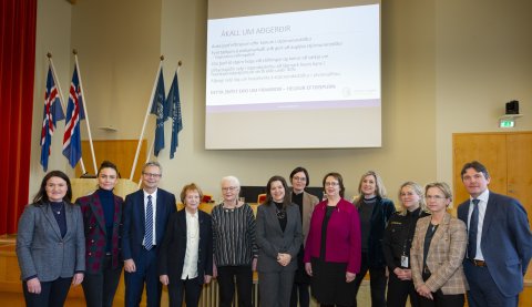 Frá vinstri: Þórey S. Þórðardóttir, Andrea Róbertsdóttir, Jón Atli Benediktsson, Frú Vigdís Finnbogadóttir, Jóhanna Sigurðardóttir, Frú Eliza Reid, Alma Dís Óladóttir, Agnes M. Sigurðardóttir, Hanna Katrín Friðrikson, Sigríður Björk Guðjónsdóttir, Bergþóra Þorkelsdóttir og Magnús Harðarson.