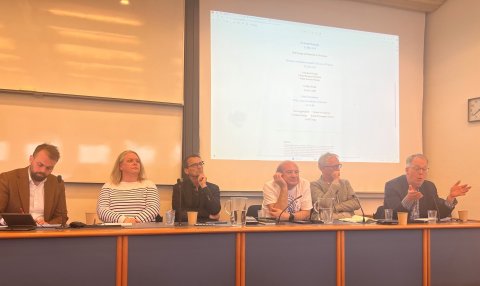 Pallborð á málstofunni f.v. Þorsteinn S. Sveinsson, Ásta Ásgeirsdóttir, Torben M. Andersen, J. Michael Orszag, Svend E. Hougaard Jensen og Gylfi Zoega.