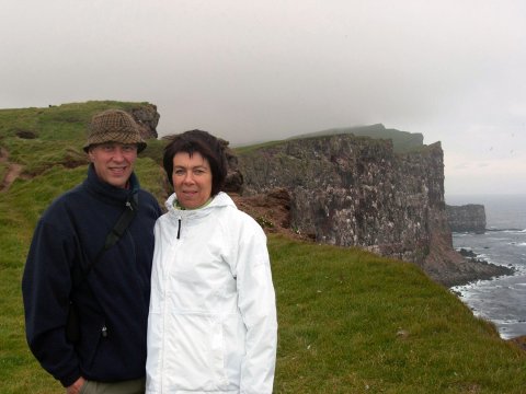 Þóra og Óli við Látrabjarg. Bjargið og nágrenni þess er einmitt helsta viðfangsefnið hans nú í grúski á eigin vegum.